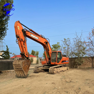 Uma escavadeira Doosan 300 usada produzida em 2014