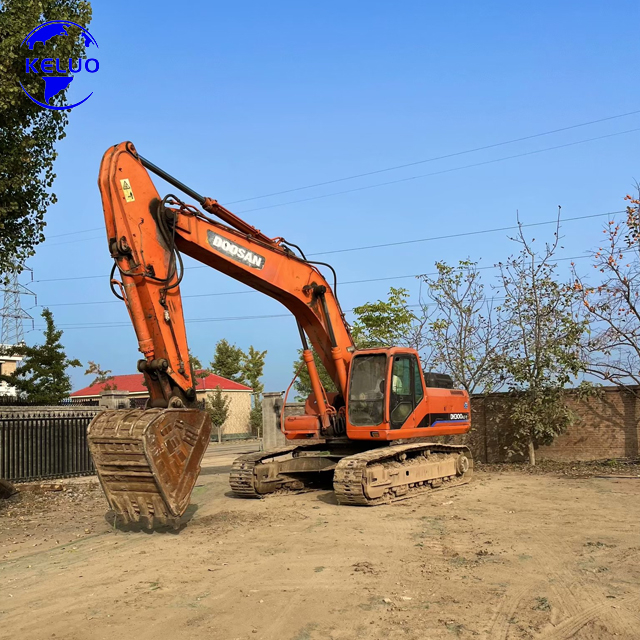 Uma escavadeira Doosan 300 usada produzida em 2014