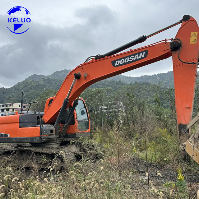 Escavadeira Doosan DX215 usada